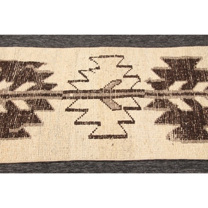 พรมขนสัตว์ตุรกีโบราณขนาดเล็ก 2.5x9.4 ฟุต สีเบจ-น้ำตาล ลายปะติดปะต่อ ด้านหลังเป็นยางลาเท็กซ์ เป็นมิตรกับสิ่งแวดล้อม - Product Image 5