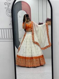 Lehenga Choli especial para boda con codificación de bordado pesado y trabajo de lentejuelas perfecto para celebraciones nupciales y tradicionales - Product Image 2
