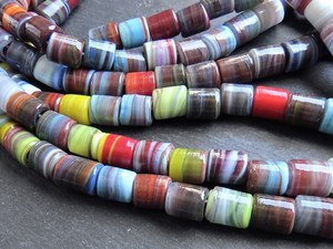 Perles de baril de tube ethnique faites à la main turques marbrées colorées Artisan multicolore motif rond de 8mm et 4mm pour la fabrication de bijoux - Product Image 3