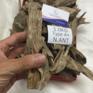 Venta al por mayor 100% Natural Agarwood Chips forma cósmica más vendidos Oud incienso cuentas de madera directa de Vietnam - Product Image 4