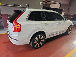 2023 pour XC90 Recharge EAWD T8 Ultimate SUV 5 places en cuir 4 portes Conduite à gauche Caméra de recul Toit ouvrant Thème lumineux - Product Image 4