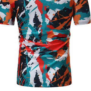 เสื้อยืดผู้ชายสีตามสั่ง พิมพ์ลายแบบซับลิเมชั่น ผ้าโพลีเอสเตอร์ระบายอากาศ ใส่เดินชายหาด สวมใส่สบาย รับผลิตแบบ OEM - Product Image 4