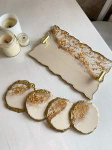 Plateau de service en résine au design personnalisé avec finition grise idéal pour la mise en scène de repas élégants ou l'emballage de cadeaux à la maison - Product Image 3