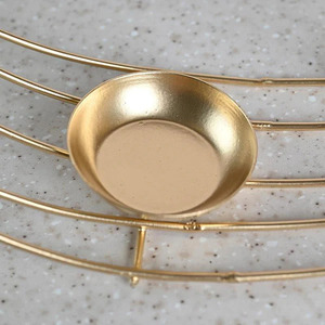 Lanterne de chauffe-plat suspendue élégante dorée à la main en métal pour la décoration de la maison de Noël - Product Image 1