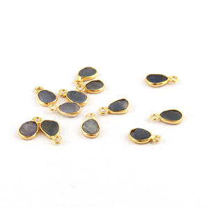 Minuscule saphir brut naturel pierre précieuse bricolage pendentif connecteur breloques prix laiton lunette plaqué or forme fantaisie pour la fabrication de bijoux - Product Image 3