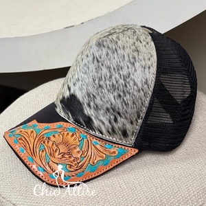 Casquette de camionneur en cuir de vache véritable avec bord floral en cuir usiné Casquettes en maille de style occidental Snapback réglable fait à la main pour hommes et femmes - Product Image 1