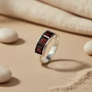 Anillo de Plata 925 con Granate para Mujer, Elegante Piedra Preciosa de Topacio con Corte Ovalado y Baño de Rodio, Joyería Elegante para Regalo - Product Image 1