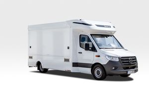 Fourgonnette Food Truck Blanche 5,8m, Carrosserie en Aluminium, Style Moderne avec Espace de Préparation et Alimentation Intégrée pour Utilisation Extérieure - Product Image 2