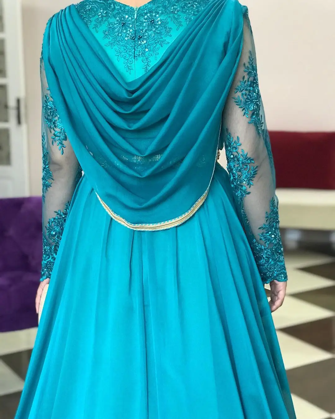 Abito tradizionale in stile marocchino blu cielo spesso indossato da spose algeria, composto da un abito interno ed esterno.