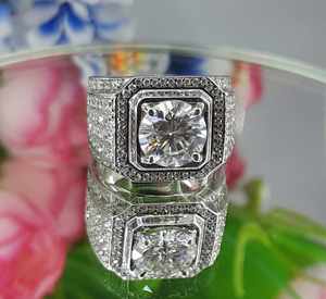 Anillo de compromiso y aniversario para hombre con moissanita redonda de 3.00 quilates y halo, de plata de ley 925 y oro amarillo - Product Image 1