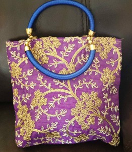 Pochette brodée indienne sac à main de fête de mariage en soie brute sac à main Potli traditionnel pour les femmes cadeaux de retour et lot de gros - Product Image 3