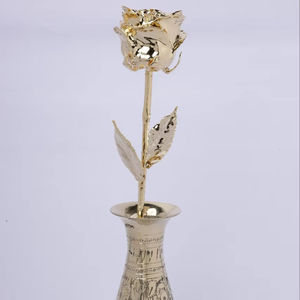 แจกันทองหรูหราพร้อมกุหลาบเทียมและแจกันดอกไม้ - Product Image 1