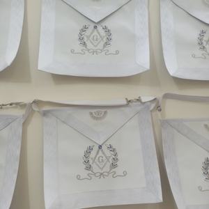 Delantal Masónico Bordado de Maestro Masón Blanco - Product Image 2