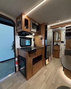 Remolque de Viaje de Lujo Ajustable de Aluminio Deslizante para Camioneta, Caravana, RV con Capacidad para 4-6 Personas - Product Image 3