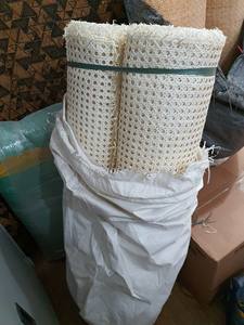 Rouleau de sangle en rotin hexagonal vietnamien, rouleau de matière première en rouleau de rotin en plastique pour meubles, canne en rotin semi blanchie naturelle - Product Image 3