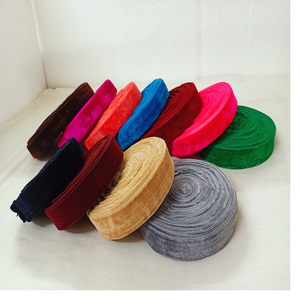 Rubans en tissu de velours faits sur mesure disponibles en plusieurs couleurs de 0.5 et 1 pouce de largeur avec des bords bien finis. - Product Image 5