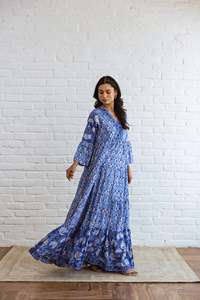 ชุดเดรสยาวสไตล์โบฮีเมียนคอวีแต่งลายดอกไม้สีฟ้าชุดเดรสลำลองสำหรับสตรีไซส์ใหญ่พิเศษ - Product Image 3