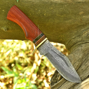 Cuchillo de Camping de Acero de Damasco con Hoja con Patrón Distintivo, Mango de Madera Pulida, Guarda de Latón y Funda de Cuero, Personalizado OEM - Product Image 5