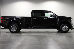 Ford F-450 Super Duty Platinum Crew Cab LB DRW 2024 d'occasion, excellent état, super affaire. - Product Image 4