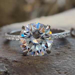 แหวนหมั้นเพชรเม็ดกลมสำหรับผู้หญิงสีทอง10kt VVS Moissanite - Product Image 1