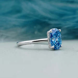 Anillo de compromiso ovalado con halo oculto y diamante azul de fantasía certificado por IGI - Product Image 2