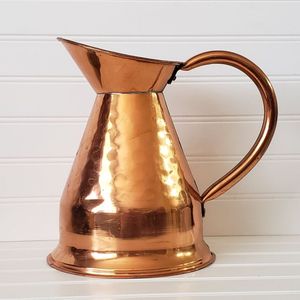 Hermosas jarras de cobre vintage con patrones artesanales que añaden valor artístico, ideales para estilos de decoración del hogar únicos. - Product Image 3