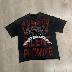 เสื้อยืดแขนสั้นสีดำสำหรับผู้ชายแถวแรก พิมพ์ลายตัวอักษรสีแดงและลายดาว สไตล์สตรีท ทรงปกติ คอกลม ผ้าเจอร์ซีย์คอตตอน - Product Image 4