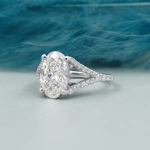 Anillo de compromiso de oro blanco con tallo dividido y corte ovalado, con halo oculto, diseño único de anillo de diamantes - Product Image 3
