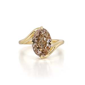Anillo Ovalado Grand Old Mine con Diamante Cultivado en Laboratorio de 4.19 Ct, Color Marrón Muy Claro VS1, en Oro Amarillo de 14K, Pieza de Elegancia Terrosa - Product Image 3