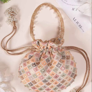 กระเป๋าโพลีเอสเตอร์ปักลายทำมือ เป็นมิตรกับสิ่งแวดล้อม แฟชั่นอินเดียสำหรับผู้หญิง  ขนาดปรับแต่งได้ เหมาะสำหรับใส่ของขวัญ - Product Image 1