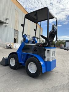 รถตักล้อยางขนาดเล็ก KUUGAO รุ่น Mini Skid Steer น้ำหนักบรรทุก 1000 กก. ยี่ห้อ Koop/Runtong เครื่องยนต์ดีเซล/เบนซิน 8.6 กิโลวัตต์ บุ้งกี๋ขนาด 0.15 เมตร พร้อมเกียร์และปั๊มประสิทธิภาพสูง - Product Image 5