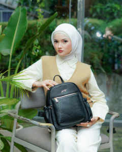 Sac à dos moderne pour femme en cuir de croco et cuir synthétique avec fermeture éclair et intérieur organisé - Product Image 1