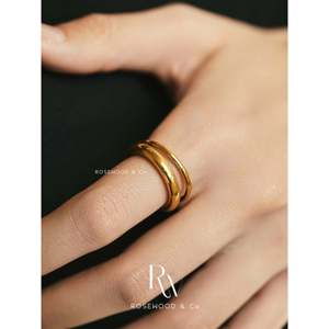 Anillo Unisex de Doble Banda Chapado en Oro de 18K, Resistente al Deslustre, con Incrustaciones, Impermeable, con Cadena Dorada - Regalo Perfecto para Ella - Product Image 4