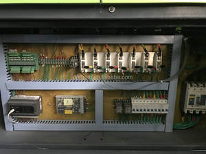 Máquina sopladora de botellas de llenado en caliente para mascotas automática de alta velocidad de 2 cavidades con certificado Ce 500ml 28-410 - Product Image 5