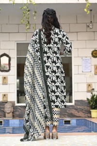 Kurta décontractée pour femme en coton indien et pakistanais, coupe ample, brodée, style Leheriya, longueur au sol, avec manches trois-quarts, provenant d'Inde - Product Image 4