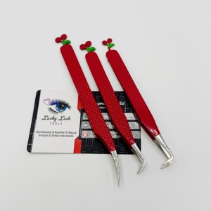 LUCKY LASH TOOLS Pince à épiler professionnelle pour cils volumineux en acier inoxydable Logo personnalisé Rouge Durable et précise Utilisation en salon - Product Image 1