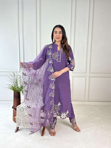 Costume en soie romaine de créateur pour femmes, tenue ethnique, mode élégante pour offrir en cadeau, festivals, mariages et occasions décontractées - Product Image 3