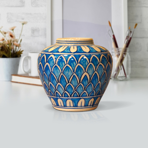 Un vase géométrique festonné bleu vibrant avec une finition brillante et un motif répétitif unique et décoratif, à des prix de gros. - Product Image 1