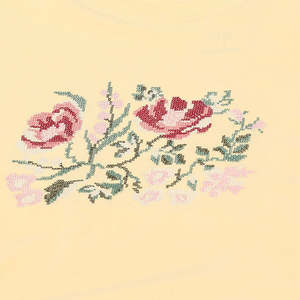 Camiseta de Mujer de Moda, Fabricada a Medida, con Bordado Desgastado, Color Sólido - Product Image 6