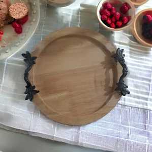 Plateaux de service ronds en bois de style ferme avec poignées personnalisées pour restaurants et hôtels - Product Image 1