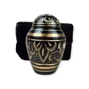 โกศเก็บอัฐิสีดำสไตล์โมเดิร์น พร้อมลวดลายเรขาคณิตสีเงิน สำหรับการจัดงานศพแบบร่วมสมัย - Product Image 2