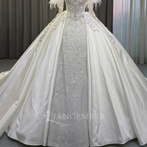 Vestido de Novia de Gala OY014 Exclusivo con Escote Corazón, Satén, Plumas, Cola Capilla y Flores de Encaje - Product Image 5