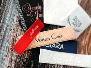 Etiquetas de impresión de prendas de vestir de seda satinada de poliéster con pliegue final de logotipo tejido personalizado hecho en fábrica para marcas de ropa - Product Image 6