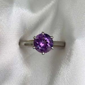 Bague solitaire améthyste à la mode en argent sterling 925 pour femmes taille personnalisée en rhodium disponible pour cadeau de fête d'anniversaire de mariage - Product Image 1