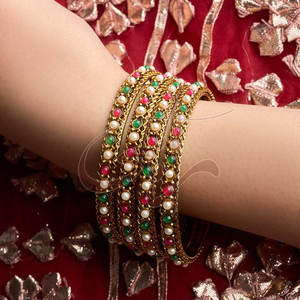 Cuatro brazaletes grandes de color dorado con cuentas blancas, rojas y verdes, brazaletes de gran honor y herencia. - Product Image 3