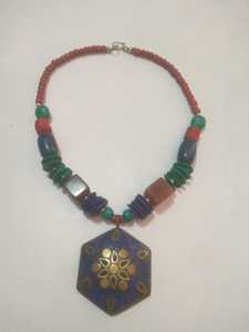 Collares colgantes de cuentas de laca de Cachemira hechos a medida con cuentas de hueso y cuerno de resina en color rojo para tienda de accesorios de moda - Product Image 2