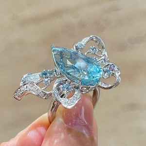 Belle bague papillon moderne avec aigue-marine taillée en poire 9ct et zircon blanc Design élégant de bijoux fins - Product Image 6