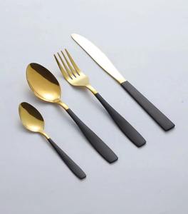 Ensemble d'outils à fromage modernes en acier inoxydable de sept pièces avec finition polie miroir manche en bois de bambou pour servir - Product Image 3