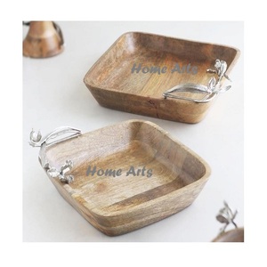 Ensemble de plateaux de service en bois en deux pièces avec un design attrayant comprenant des poignées en métal pour servir des bonbons ou des aliments - Product Image 1