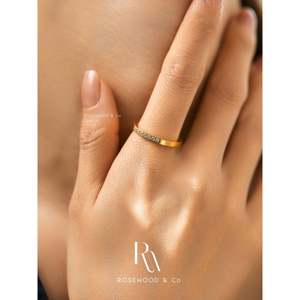Anello in Oro 18K Placcato Anti-ossidazione con Strass, Impermeabile, 2mm, Stile Trendy, Regalo per Lei o per la Mamma - Product Image 4